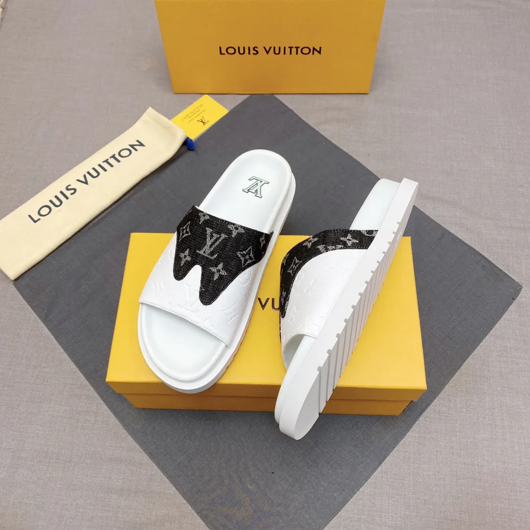 P300 🔍Top purchasing agent LV men's spring and summer slippers counter synchronization. The uppers are made of cowhide fabric imported from Italy, with logo graphics and high-quality craftsmanship. The soles are: original soles specially provided by the original factory. Exclusive molded soles are super comfortable. Original factory follow-up orders. 🔍🔍High quality. You can enter and leave the counter at will. Welcome to compare. Code number 38-45 No. 058